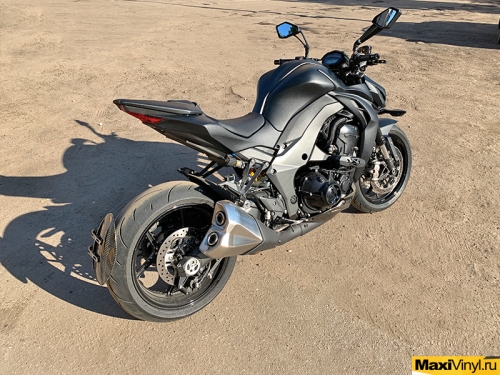 Полная оклейка мотоцикла Kawasaki Z1000R в чёрную текстуру